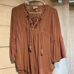 Flowy, mid-sleeve shirt